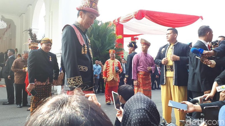 Berpakaian Adat Aceh, Jokowi Ajak Jan Ethes Lihat Persiapan Upacara Berpakaian Adat Aceh, Jokowi Ajak Jan Ethes Lihat Persiapan Upacara