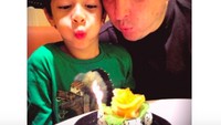  Bersama Eddy, Erik kompak tiup lilin ulang tahun. Bukan di cake, kali ini lilinnya ada di atas sepotong sushi mungil. Foto: Instagram emjkt