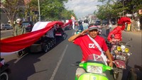 Bagaimana kita ikut memeriahkan juga HUT RI dengan konvoi dan bentangkan spanduk, singkatnya. Foto: Ibnu Munsir/detikOto