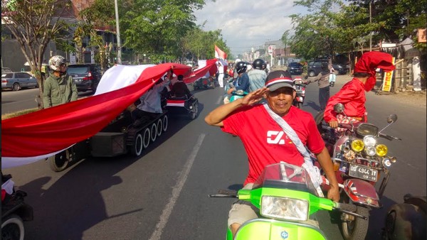 Saat Bendera Merah Putih Sepanjang 73 Meter Penuhi Jalanan Makasar