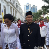 Aksesori bros antik Jawa di dada sebelah kanan mempermanis tampilan kebaya Sri Mulyani. Ronce melati menyempurnakan tampilan tradisional ala Sri Mulyani yang disematkan di bagian sanggul Jawa klasik lengkap dengan sunggar (sasak). Foto: Sylke Febrina Laucereno/detikFinance