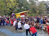 Keseruan Ridwan Kamil dan Kadis Lomba Makan Kerupuk di Kolam