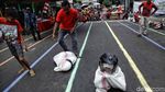 Serunya Lomba Balap Karung Pakai Helm