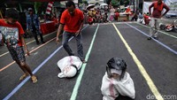 Beberapa di antara mereka terguling sebelum garis finis.