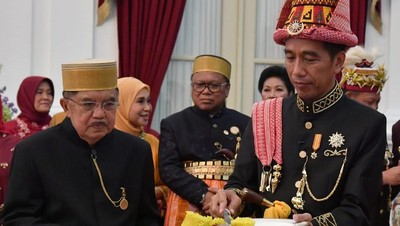 Foto: Potong Tumpeng Jokowi dan Presiden-Wapres Terdahulu di HUT RI