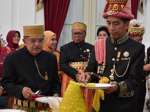  Jokowi menggelar acara potong tumpeng syukuran hari ulang tahun (HUT) ke-73 RI di Istana Merdeka, Jakarta.