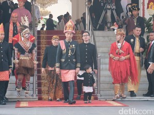 Presiden Jokowi Gagah Berbusana Adat Aceh