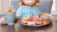 Eits! Tapi sesekali Reagan juga makan donat nih. Nggak lupa pakai secangkir kopi sebagai pelengkapnya. Foto: Instagram reagandoodle