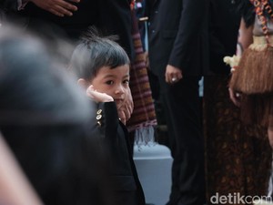 Gaya Cucu Jokowi Jawab Wawancara