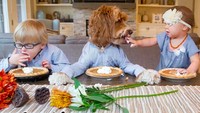 Nah, ini formasi lengkap Reagan bersama dua tuan kecilnya saat makan pie. Siapa yang nggak gemes coba! Foto: Instagram reagandoodle