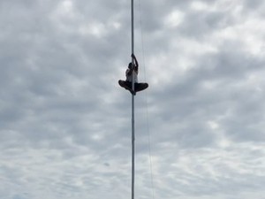 Aksi Heroik Siswa SMP-Serma Timbul Panjat Tiang Demi Merah Putih