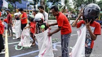 Sebelum adu cepat, para peserta harus masuk ke dalam karung.