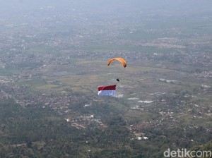 Polri-TNI Bentangkan Merah-Putih di Langit Garut