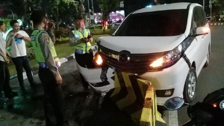 Minibus Tabrak Separator Busway di Medan Merdeka Barat Minibus Tabrak Separator Busway di Medan Merdeka Barat