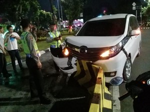 Minibus Tabrak Separator Busway di Medan Merdeka Barat