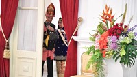 Cekrek! Jokowi dan Iriana berswafoto. Pasangan yang dikaruniai 3 anak dan kini memiliki 2 cucu itu tampak mesra. Foto: Laily Rachev/Biro Pers Setpres