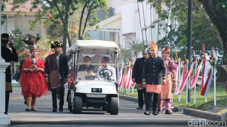 Jokowi Ajak Jan Ethes Keliling Istana Jelang Upacara Bendera Jokowi Ajak Jan Ethes Keliling Istana Jelang Upacara Bendera