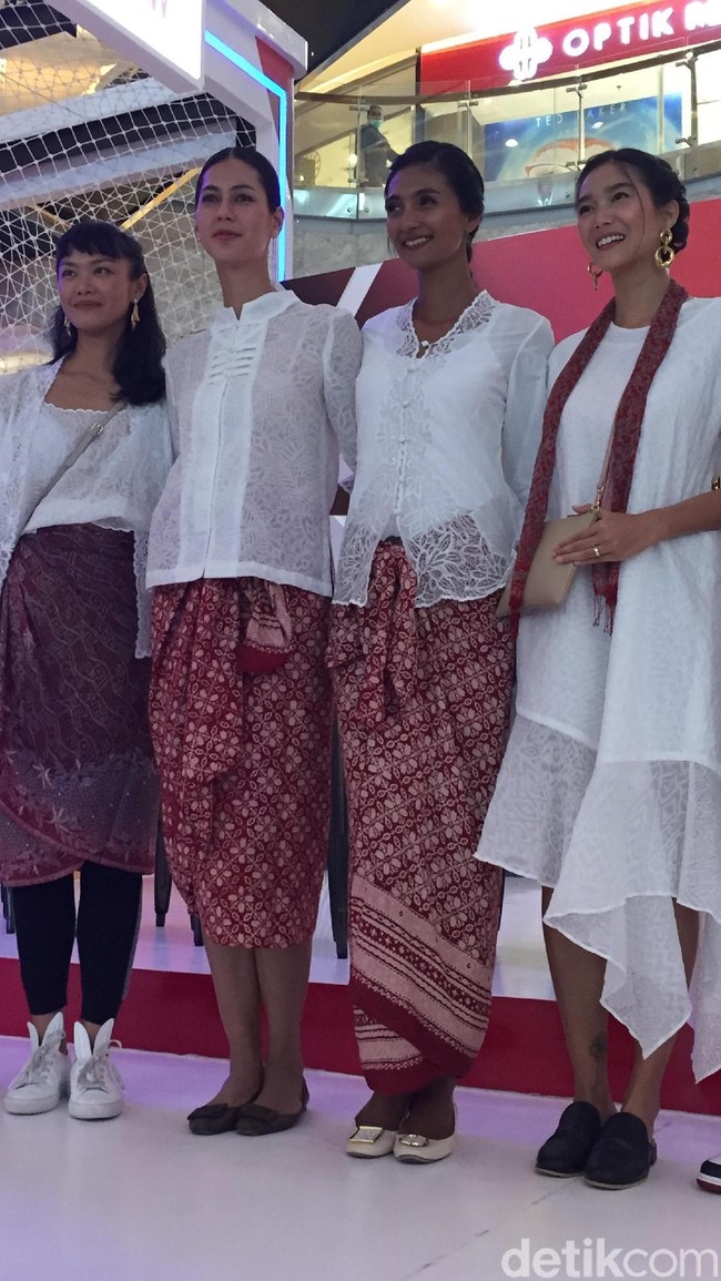 Laura Muljadi, Paula Verhoeven, Dominique Diyose, dan Kelly Tandiono, kompak dalam balutan kebaya merah-putih saat ditemui Wolipop di sela jumpa pers Magnifique Indonesia di Kuningan City, Jakarta Selatan, Rabu (15/8/2018). Acara tersebut digelar untuk merayakan HUT ke-73 Republik Indonesia. Foto: Daniel/Wolipop