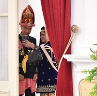 Terbuat dari 100 persen calfleather, tas Fendi ini hadir dalam berbagai pilihan warna dan ukuran. Peekaboo Essential, seperti milik Iriana Jokowi, memiliki panjang 27 cm dan tinggi 20 cm. Pilihan warnanya antara lain beige, hitam, dan biru. Harganya menyentuh US$ 4.200 atau Rp 62 juta. Foto: Laily Rachev/Biro Pers Setpres