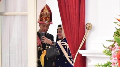 Mesranya Jokowi-Iriana Wefie Pakai Baju Adat Sebelum Upacara
