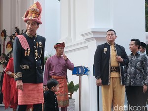 Jokowi Tak Lagi Kenakan Baju Adat Saat Upacara Penurunan Bendera