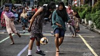Daster yang dikenakan membuat peserta kesulitan mengontrol bola.