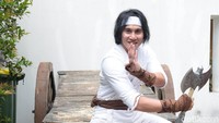 Vino G Bastian memadukan busana Wiro Sableng dengan sepatu sneakers. Foto: (Noel/detikHOT)
