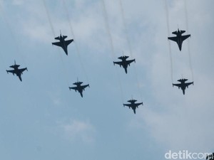 Usai Upacara Bendera, Jet Tempur TNI AU Lintasi Langit Istana