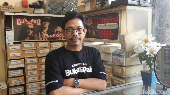 Zoel, Penjual Kacamata Keliling Kini Sukses Kelola Toko Online