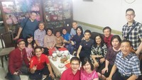 Wah, begini perayaan Imlek keluarga besar Delon Thamrin tahun ini. Saat bahagia adalah bisa kumpul dgn keluarga besar saat hari besar spt Imlek. Dgn kondisi yg semua serba sehat.Thx God, tulisnya. Sayang nya tak ada Yeslin Wang di sana. Foto: Instagram delonthamrin