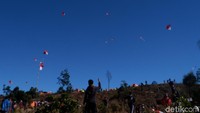 Langit di puncak Gunung Prau, Wonososobo tampak berbeda saat HUT Kemerdekaan RI. Banyak layang-layang berwarna Merah Putih (Uje/detikTravel)