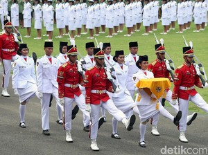 Cerita Paskibraka Pembawa Baki Bendera Merah Putih