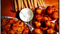 Ada saatnya Erik kangen makanan khas negaranya, Belanda. Ini adalah camilan Oliebollen, Appelflappen dan Nieuwjaarsrolletjes. Foto: Instagram emjkt