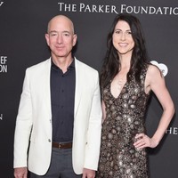 Pertemuan pertama mereka terjadi saat MacKenzie harus menjalani wawancara dengan Jeff. Saat itu posisi MacKenzie adalah seorang peneliti senior dan Jeff adalah vice president pada sebuah perusahaan analisa keuangan D. E. Shaw & Co. (Foto: Dok. Getty Images, Vogue)