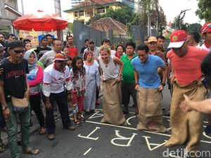 Sandiaga Lomba Balap Karung Lawan Bule di Jl Jaksa