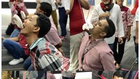 Lomba makan kerupuk juga jadi pemicu keseruan ketika digelar di kantor. Suasana tegang dan serius seketika langsung ramai saat lomba diikuti pegawai kator. Foto : instagram @dianosss