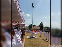 Serma Timbul Prawoto saat memamnjat tiang bendera.