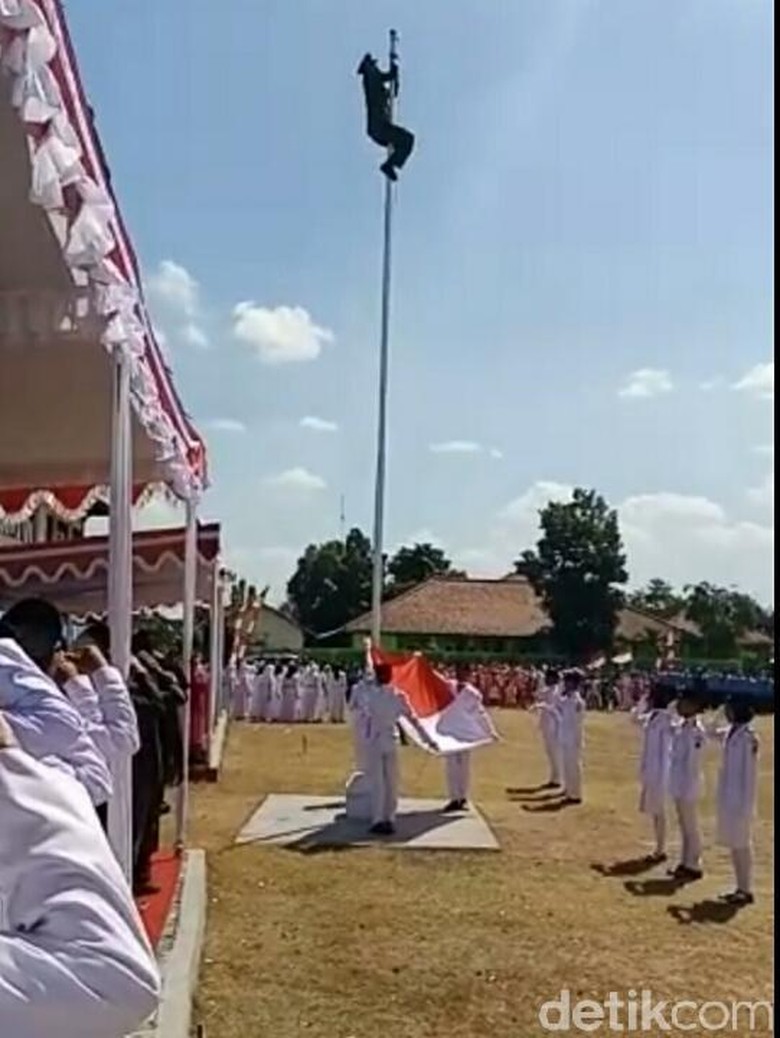 Aksi Heroik Serma Timbul Panjat Tiang Bendera Karena Kait Lepas Aksi Heroik Serma Timbul Panjat Tiang Bendera Karena Kait Lepas