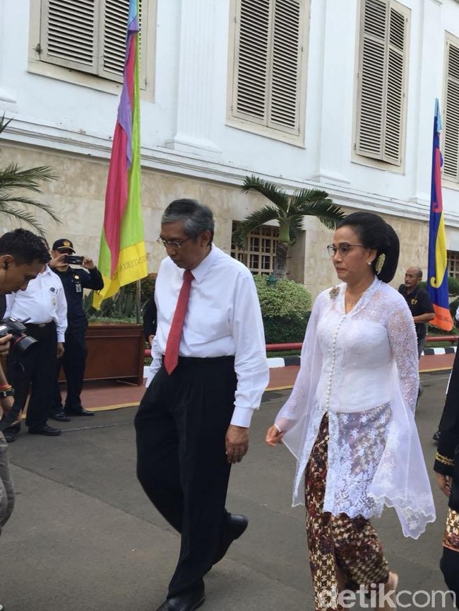 Selendang dihiasi motif bunga Buketan yang terinspirasi dari motif kain batik Lasem yang dikenakan Sri Mulyani. Foto: Sylke Febrina Laucereno/detikFinance