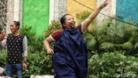 Seorang ibu merayakan gol usai membobol gawang lawan.