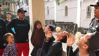 Kalau yang ini teknik lomba makan kerupuk yang paling kekinian. Kaki peserta lomba diikat dengan tali yang terhubung ke kerupuk. Jadi kerupuk baru bisa mendekat ke mulut kalau kakinya diangkat.