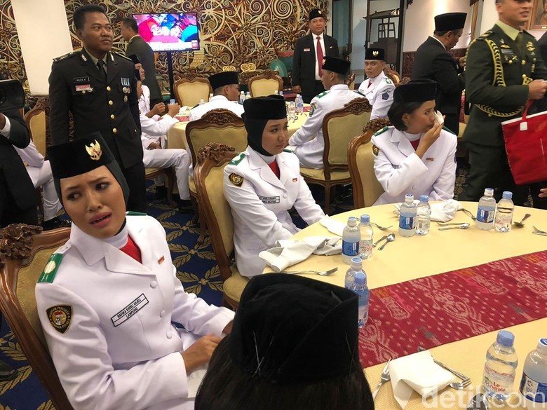 Tangis Haru Paskibraka Usai Sukses Kibarkan Sang Merah Putih Tangis Haru Paskibraka Usai Sukses Kibarkan Sang Merah Putih