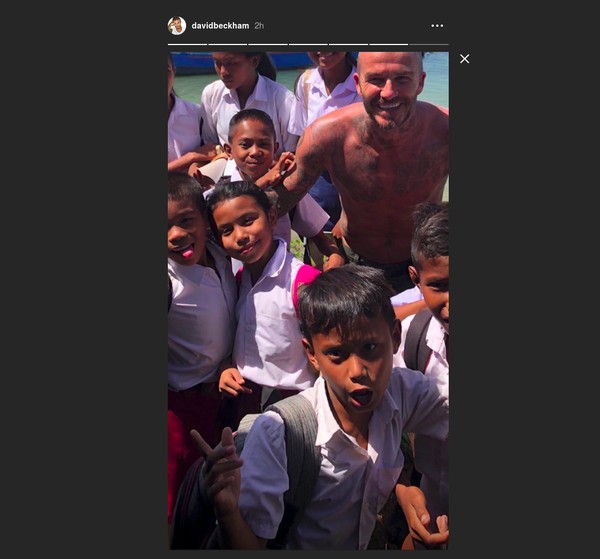 Foto: Beckham juga membagikan momen saat dirinya berfoto dengan anak-anak sekolah Sumba. Senyum Beckham merekah, tanda dia sangat bahagia dan menikmati momen tersebut. (Instagram/@davidbeckham)