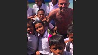 Foto: Beckham juga membagikan momen saat dirinya berfoto dengan anak-anak sekolah Sumba. Senyum Beckham merekah, tanda dia sangat bahagia dan menikmati momen tersebut. (Instagram/@davidbeckham)