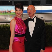 MacKenzie saat ini juga dikenal sebagai penulis buku. Buku pertamanya The Testing of Luther Albright. Fourth Estate yang diakuinya perlu waktu 10 tahun untuk menyelesaikannya dirilis pada 2005. Pada 2013 dia merilis novel kedua berjudul Traps. Semua buku-bukunya itu ditulisnya di sela-sela kegiatannya mengurus empat buah hati mereka. Dalam keseharian, MacKenzie sendirilah yang mengantar dan menjemput anak-anaknya dari sekolah. (Foto: Dok. Getty Images, Vogue)