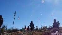 Tidak kurang dari 1.000 layang-layang diterbangkan serentak oleh para pendaki. Ada yang lancar, ada yang kesulitan. Hal itu menambah keseruan (Uje/detikTravel)