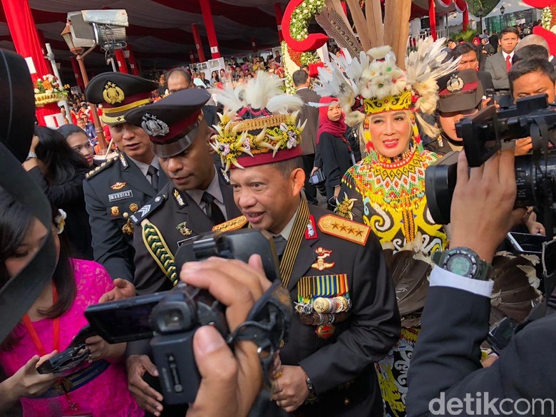 Upacara HUT RI di Istana, Kapolri dan Istri Kompak Berbusana Dayak Upacara HUT RI di Istana, Kapolri dan Istri Kompak Berbusana Dayak