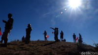 Festival layang-layang di puncak gunung baru pertama dilakukan di Gunung Prau (Uje/detikTravel)