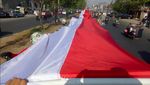 Saat Bendera Merah Putih Sepanjang 73 Meter Penuhi Jalanan Makasar