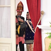 Kekhasan lainnya dari busana adat Koto Gadang adalah baju kuruang atau kurung berbahan beludru yang dipadukan dengan kain songket. Iriana Jokowi memadukan baju tersebut dipadukan dengan selendang yang senada dengan kain songketnya. Foto: Laily Rachev/Biro Pers Setpres